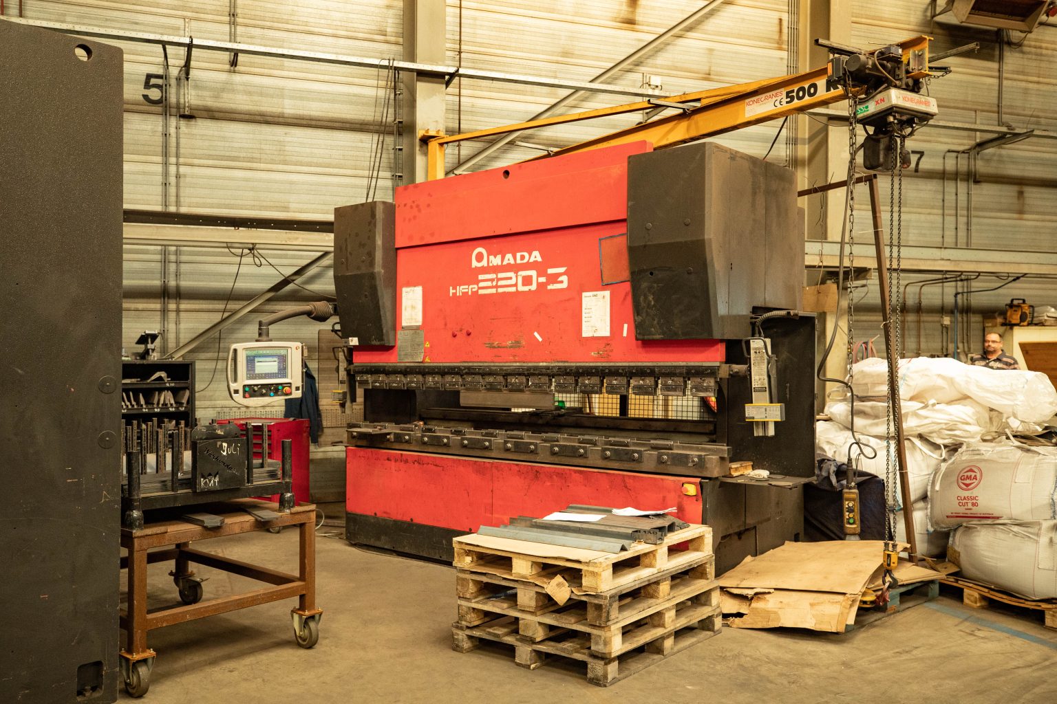 Amada-kantbank waarmee Lokaalverrast het staal in Nederland vouwt