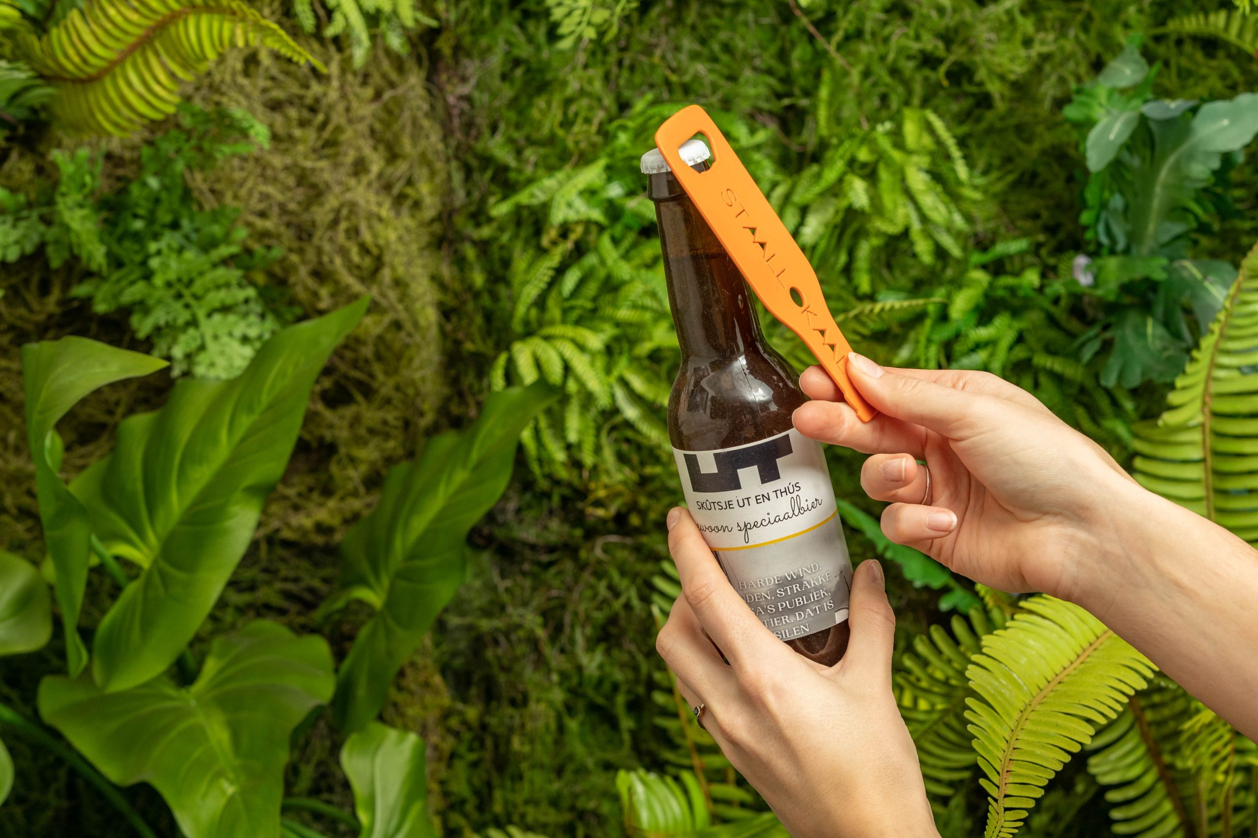 Stalen bieropener als uniek relatiegeschenk opent een bierflesje