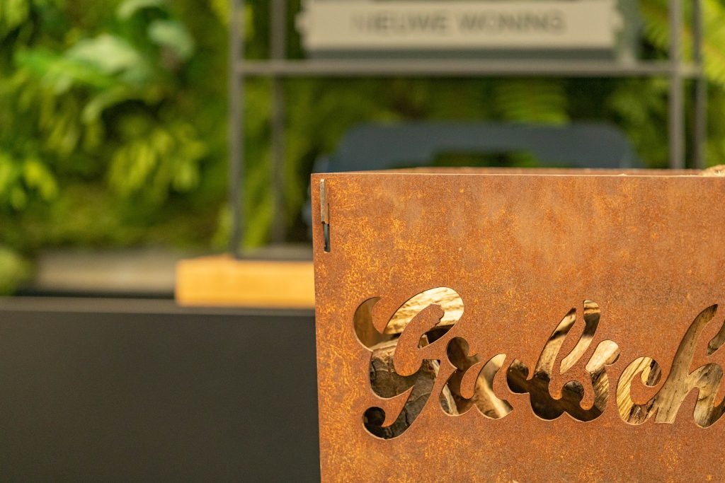 Cortenstalen vuurkorf met logo van Grolsch, uitgesneden in het staal