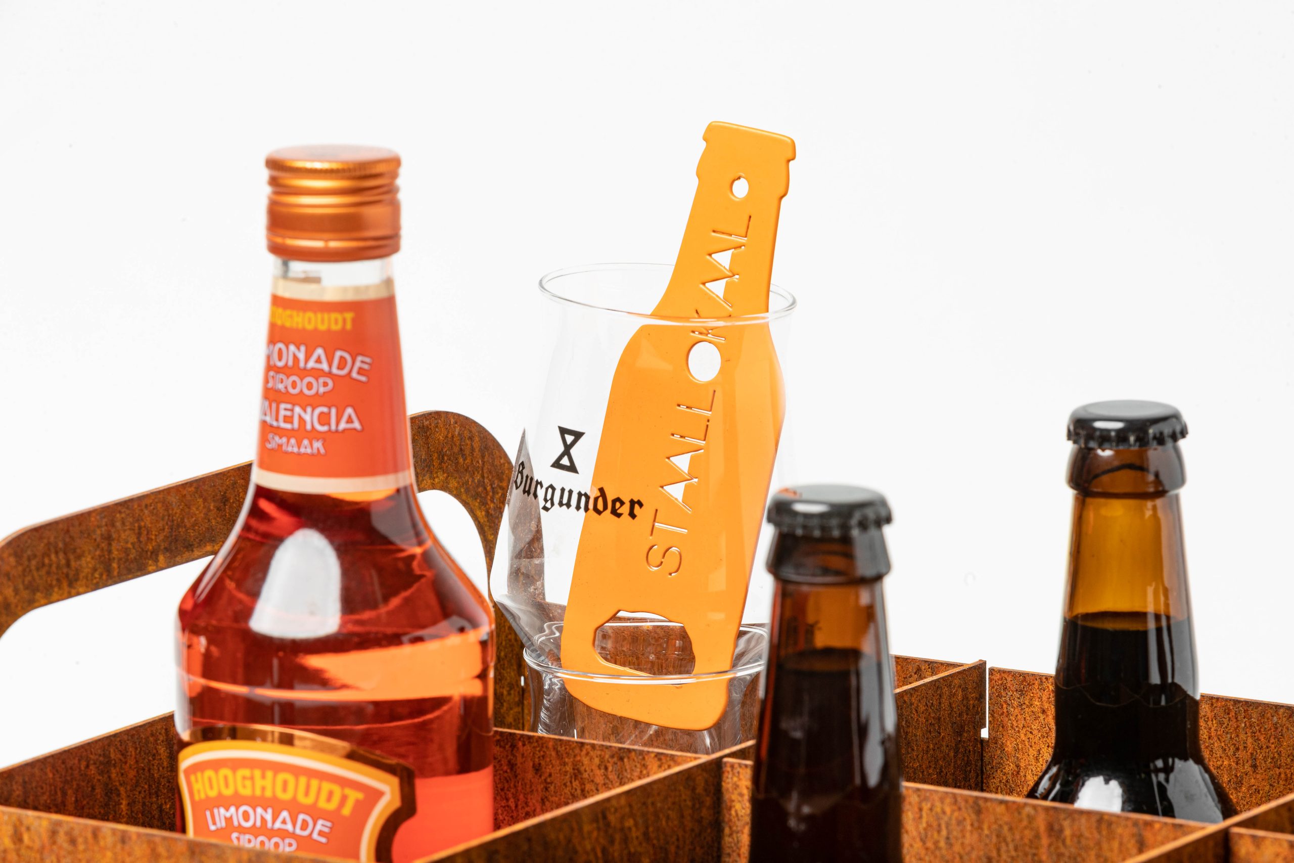 Lokale siroop en een stalen bieropener uit de unieke kerstpakketten van Lokaalverrast