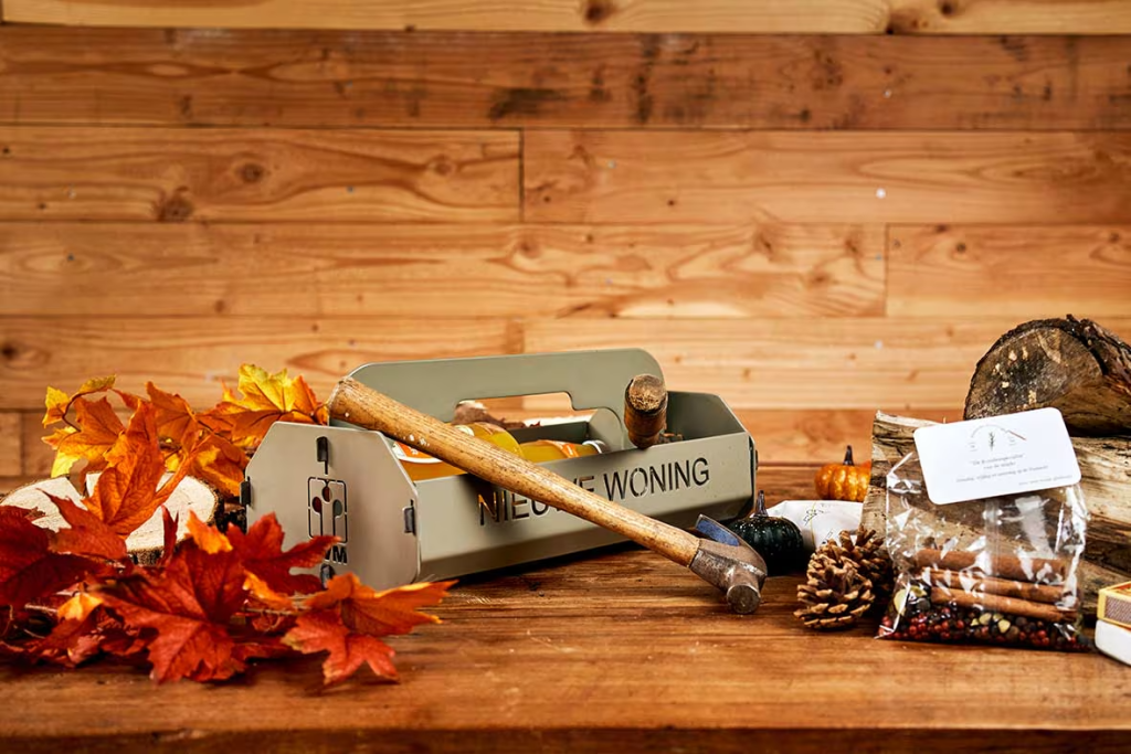 Stalen gereedschapskist van Lokaalverrast met hamer en herfstdecoratie