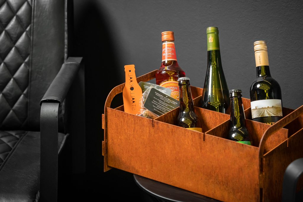 Kerstpakket van Lokaalverrast gevuld met flessen en lokale lekkernijen