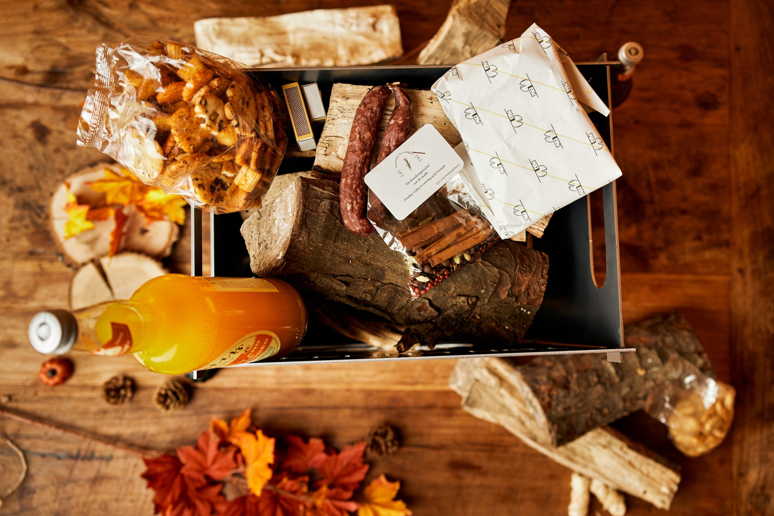 Lokaal kerstpakket van Lokaalverrast met kaas, brood en herfstdecoratie