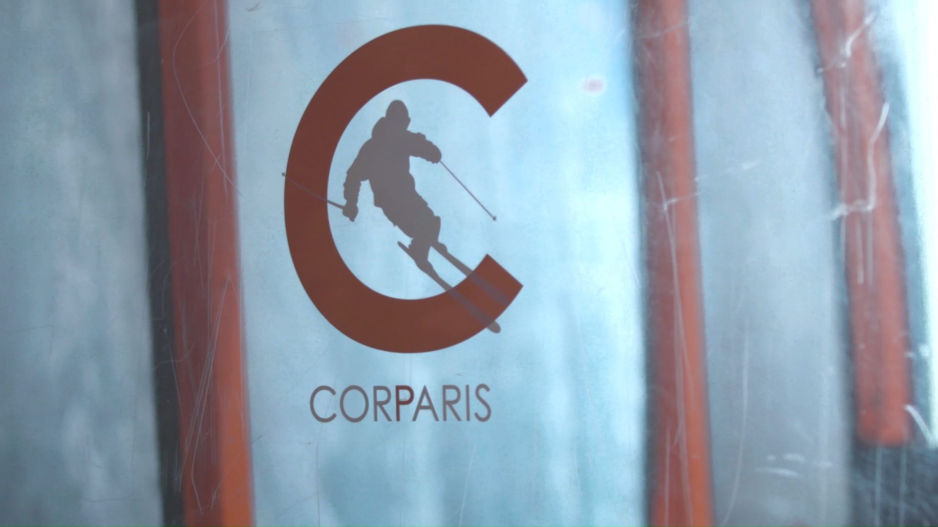 Het logo van Corparis, uitgesneden in staal door Lokaalverrast