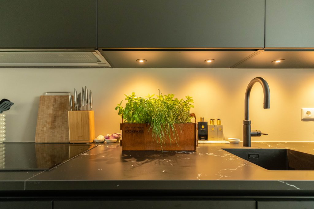 Kruidentuin cadeau van Lokaalverrast in de keuken naast de kraan