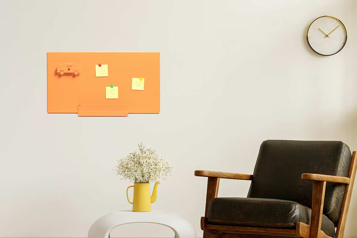 Oranje stalen magneetbord van Lokaalverrast aan de wand
