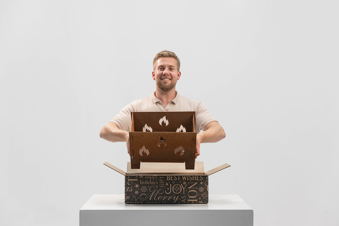 Medewerker toont een compleet kerstpakket op maat van Lokaalverrast