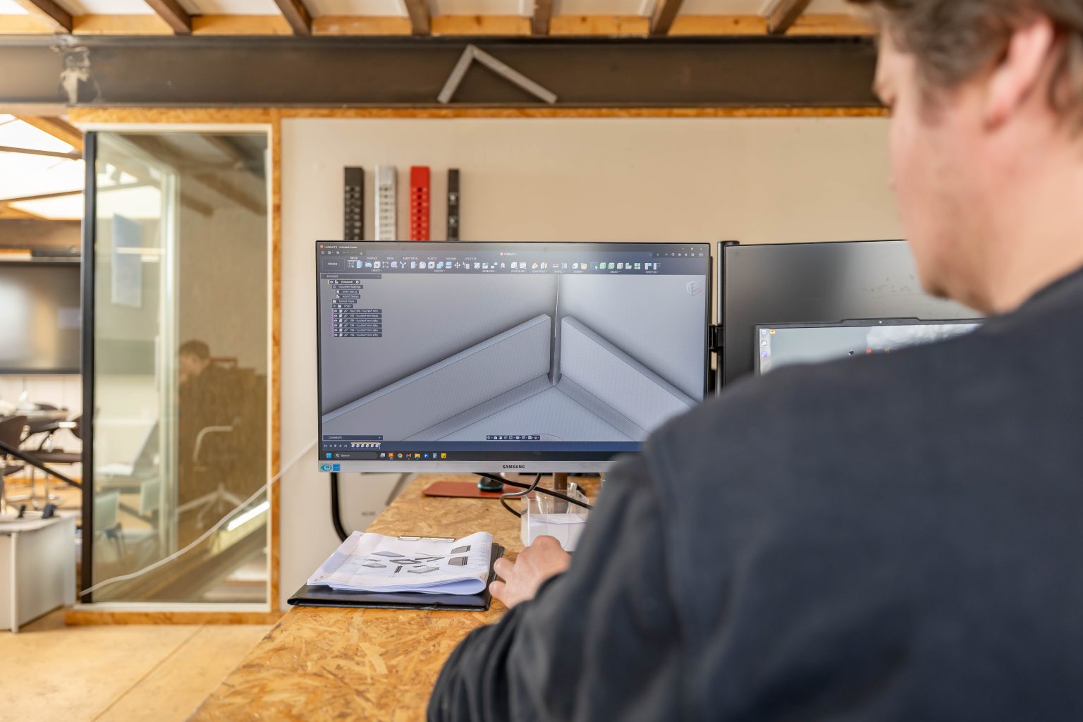 Achter de schermen bij Lokaalverrast: een ontwerper werkt aan een CAD-ontwerp op het scherm