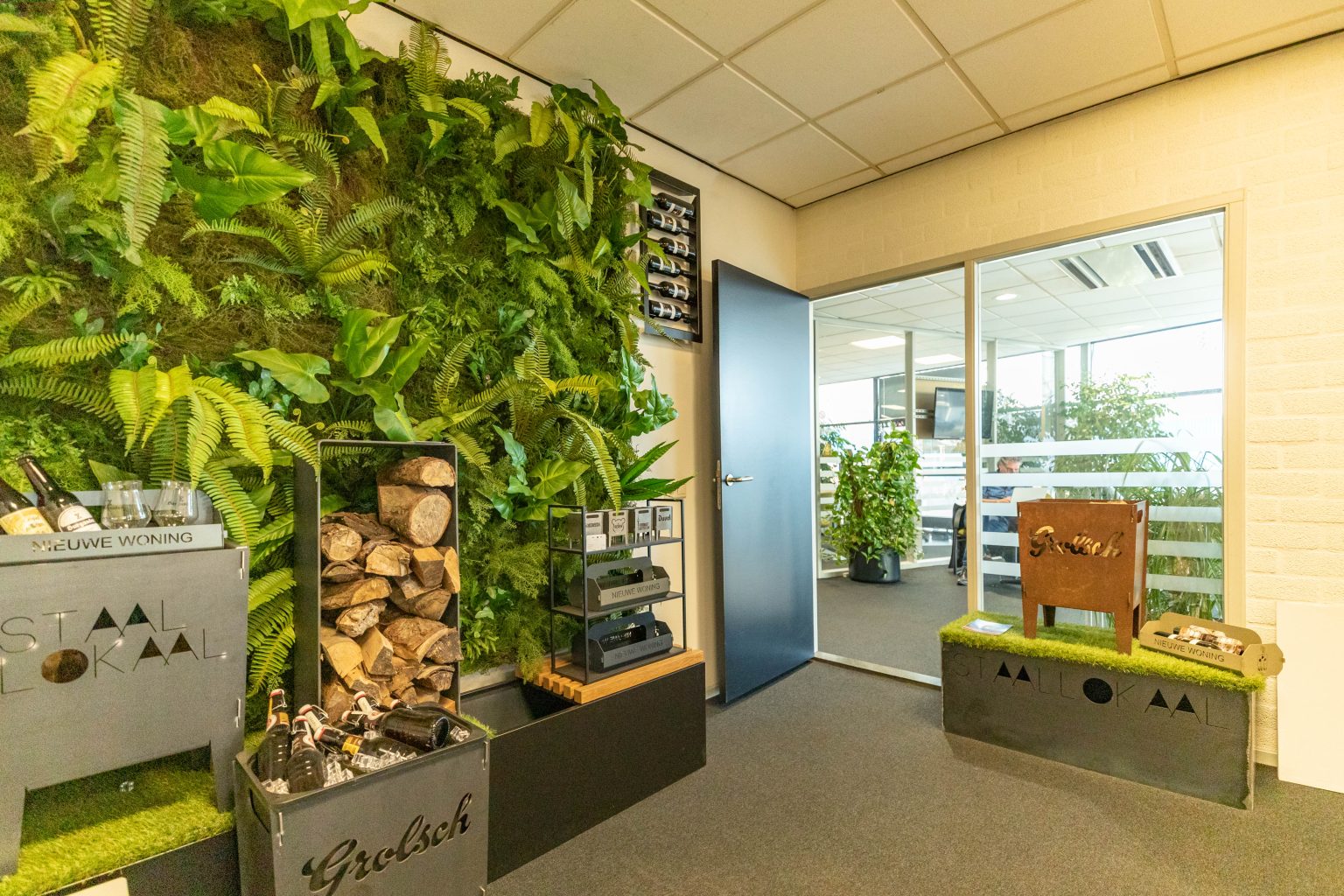 Showroom van Lokaalverrast met vuurkorf, houtopslag en plantenwand