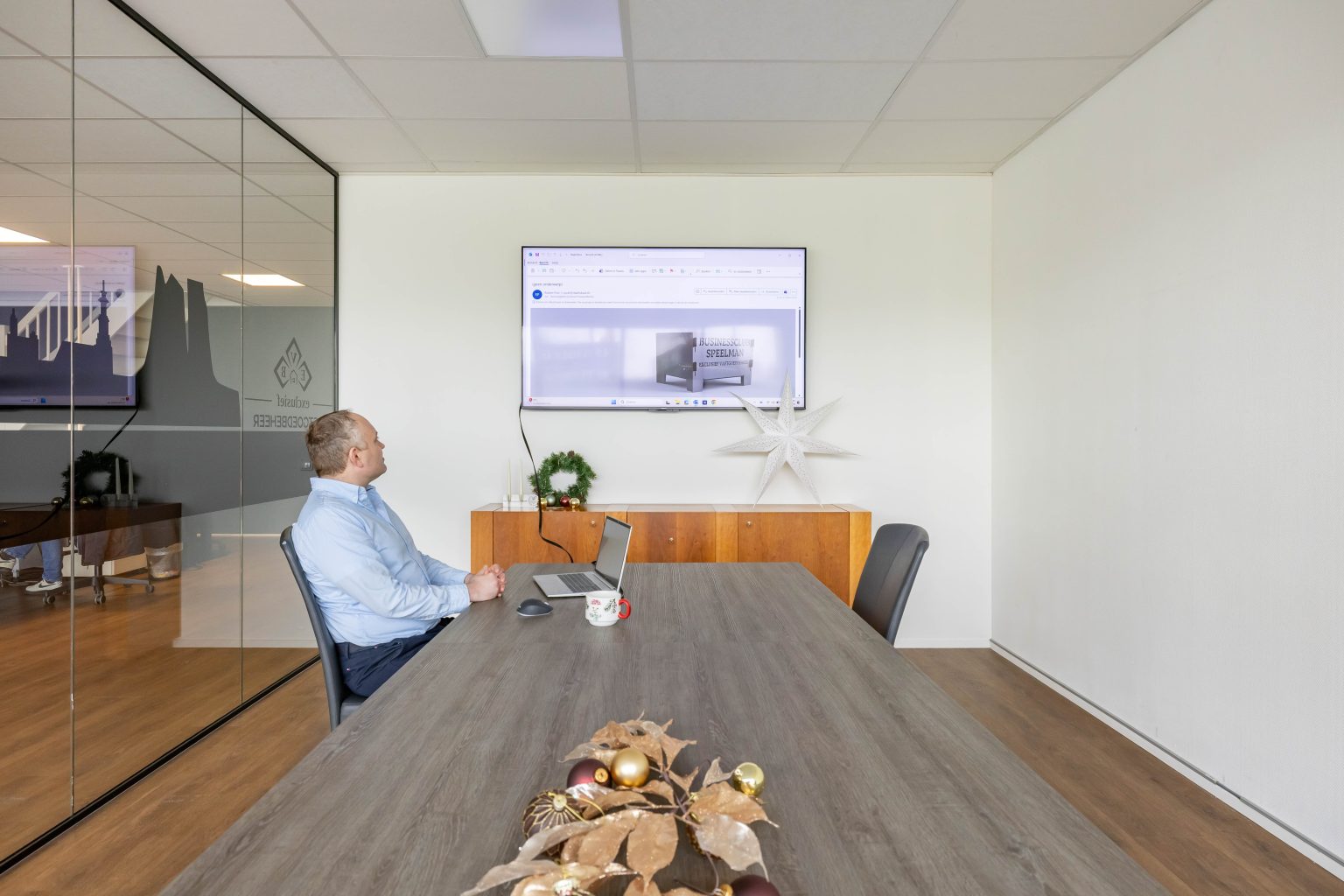 Kennismakingsgesprek in de vergaderruimte van Lokaalverrast, met kerstdecoratie op tafel