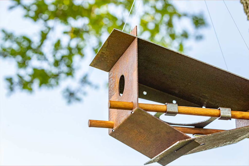 Vogelhuisje cadeau van Lokaalverrast, hangend aan een tak