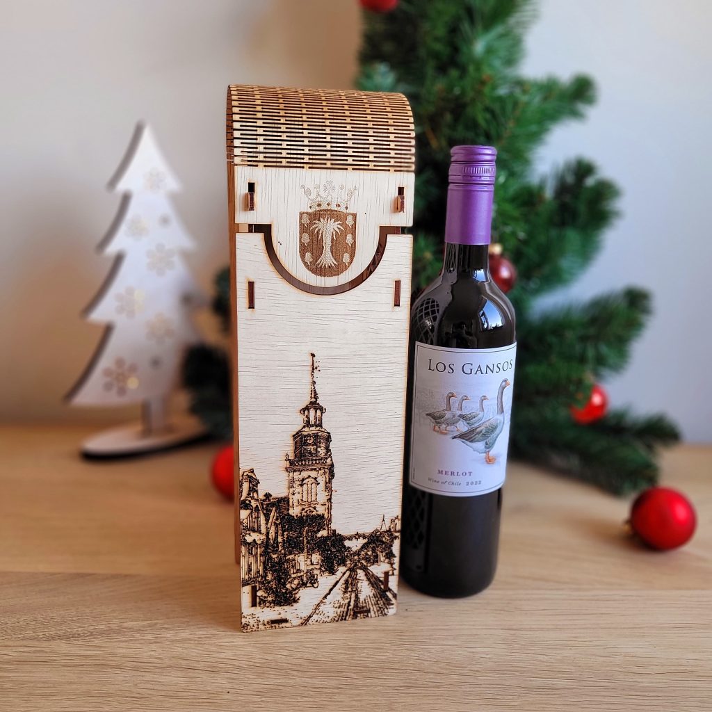 Houten gegraveerde wijndoos met een fles wijn, een van de unieke relatiegeschenken van Lokaalverrast