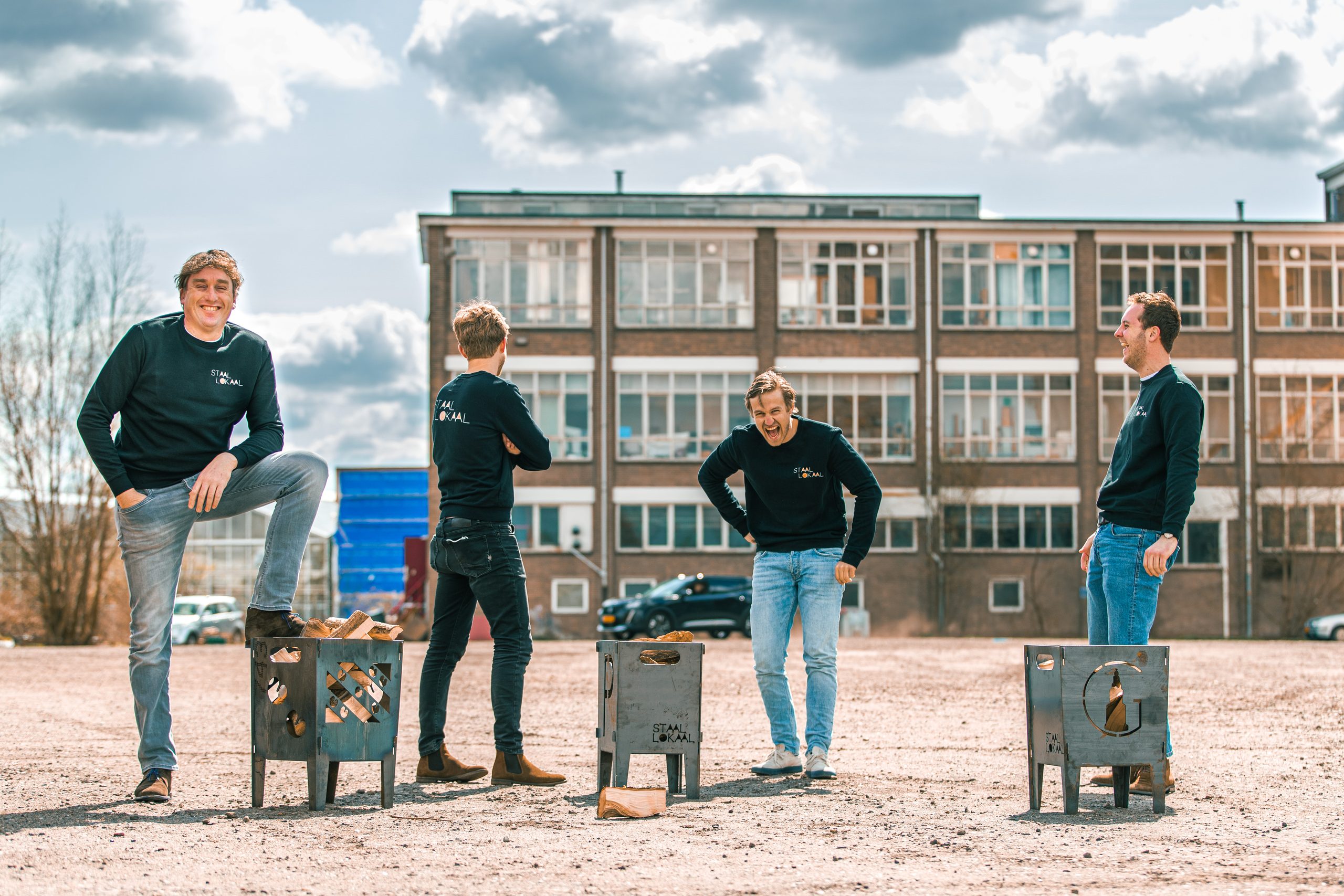 Team van Lokaalverrast met vier stalen vuurkorven voor het fabriekspand