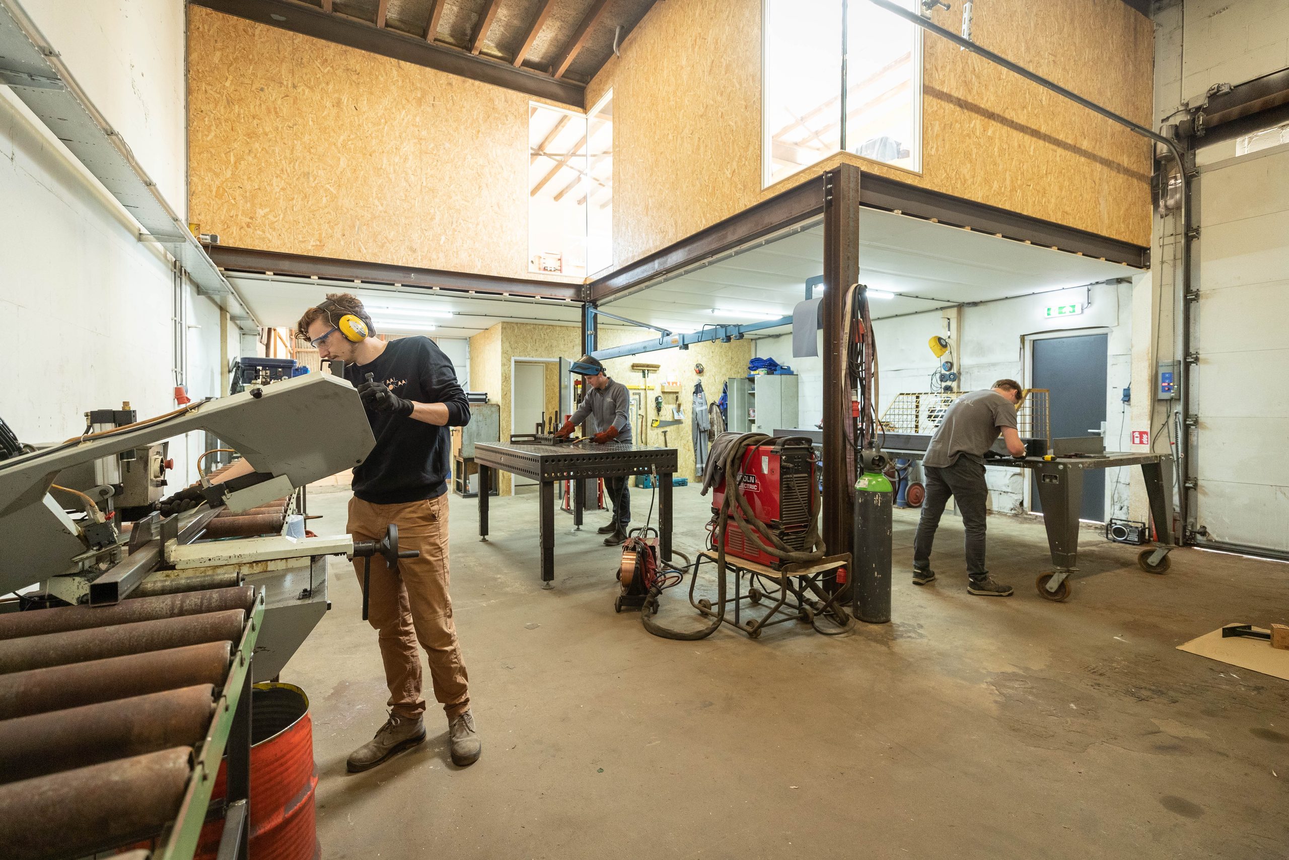 Vakmensen aan het werk in de werkplaats waar Lokaalverrast zijn stalen cadeaus maakt